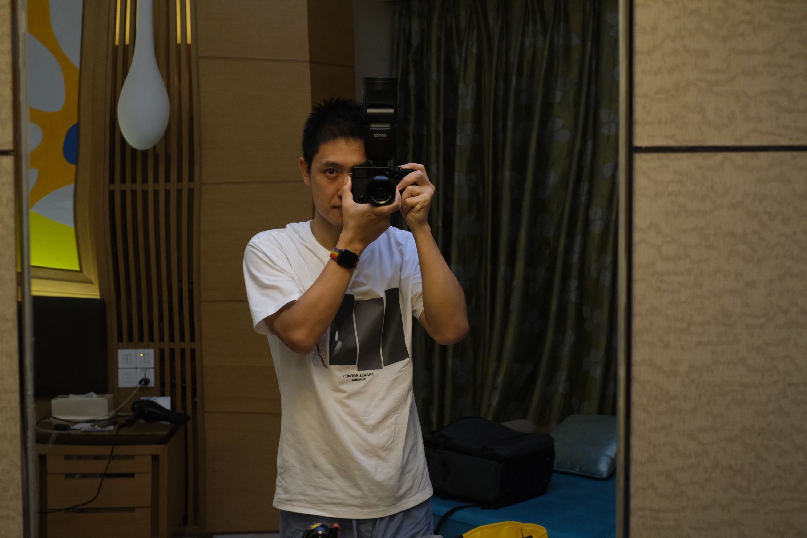 酒店房间里，我对着镜子端着 X-Pro3 自拍