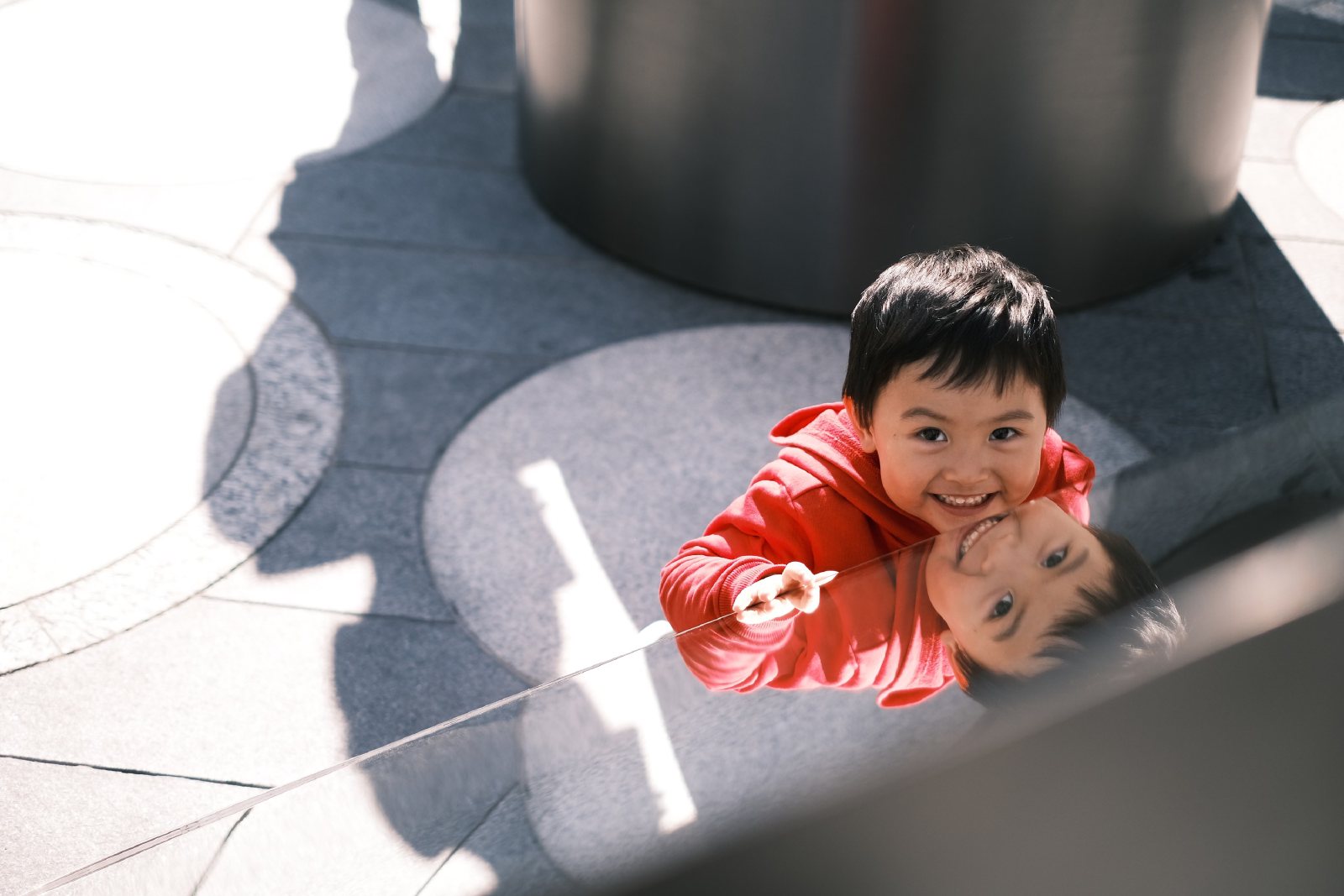 儿子在一面圆镜子里