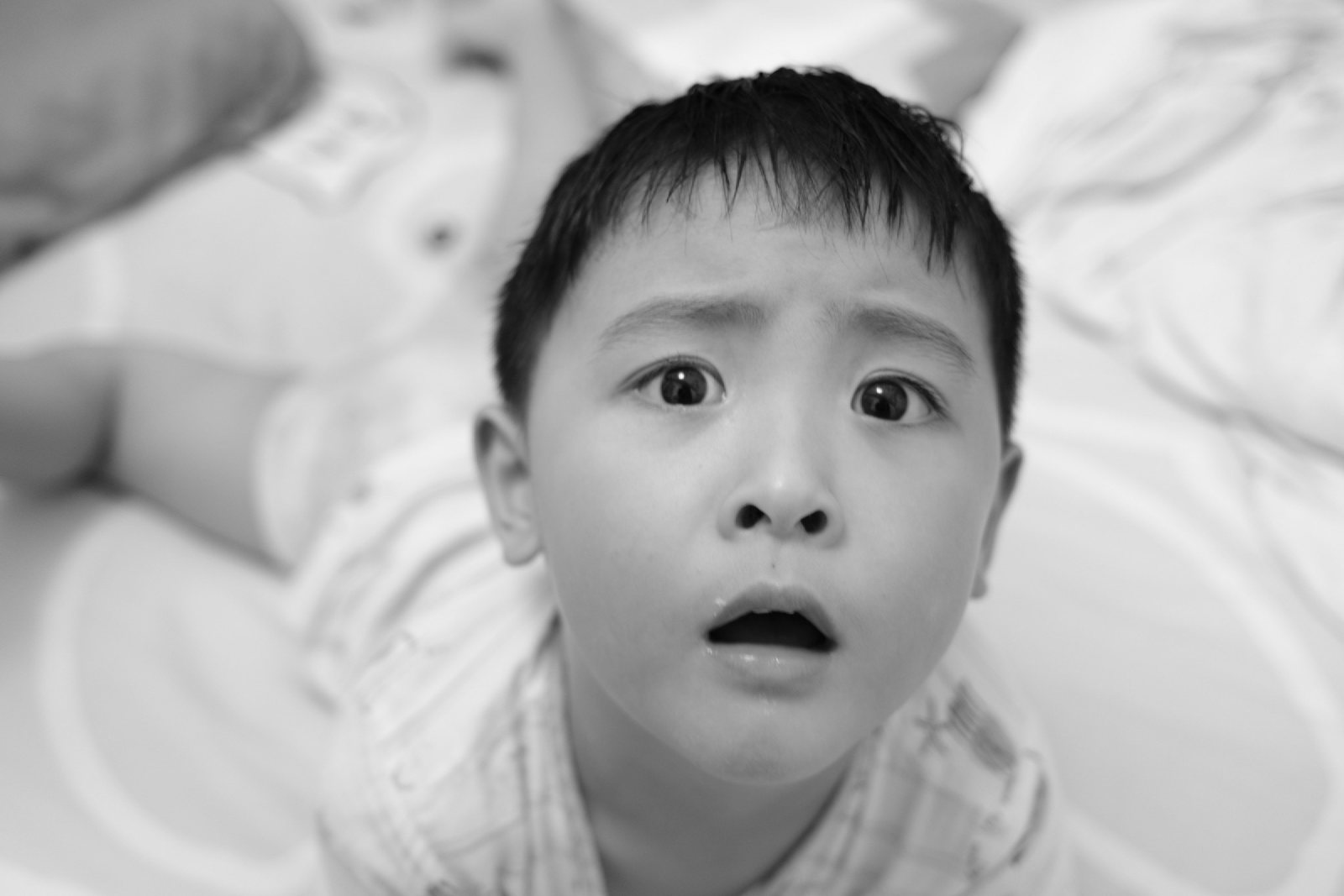 黑白，儿子张着嘴一脸吃惊