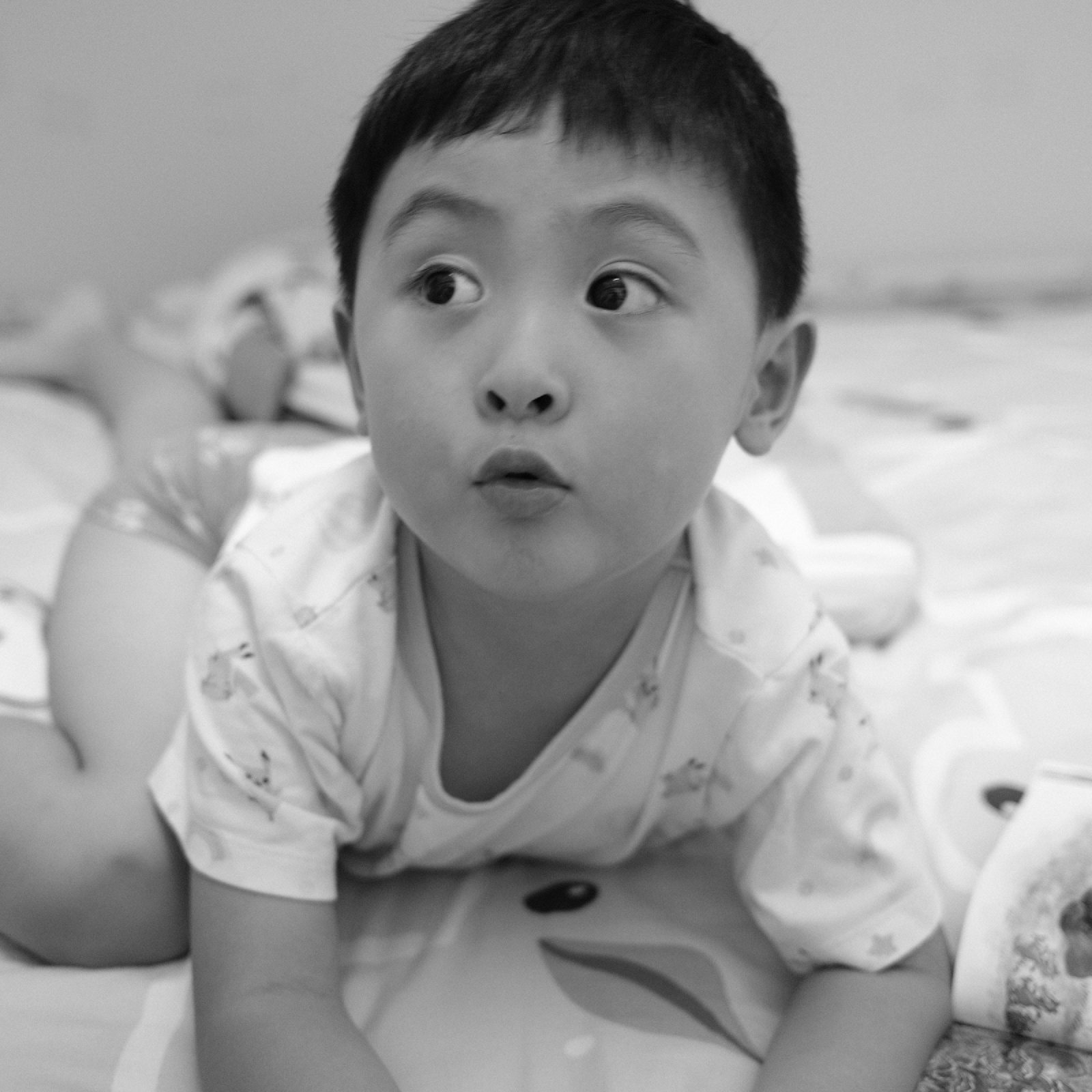 黑白，儿子趴在床上抬头看