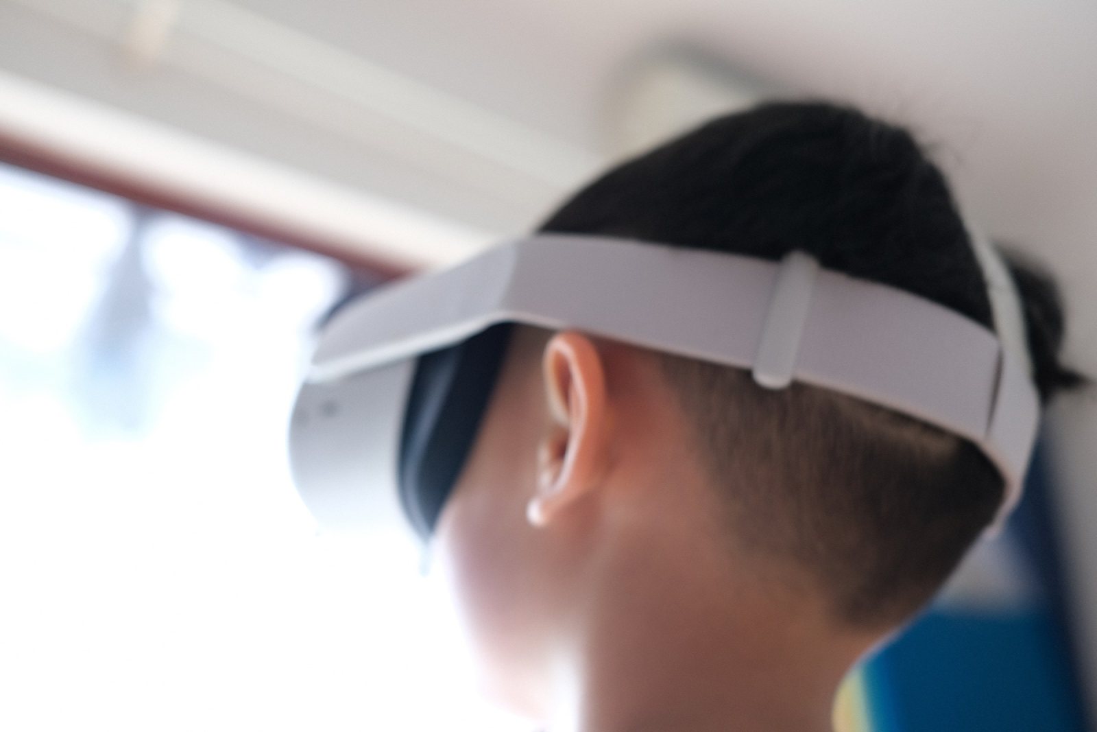 从背后看儿子头上的 VR 绑带