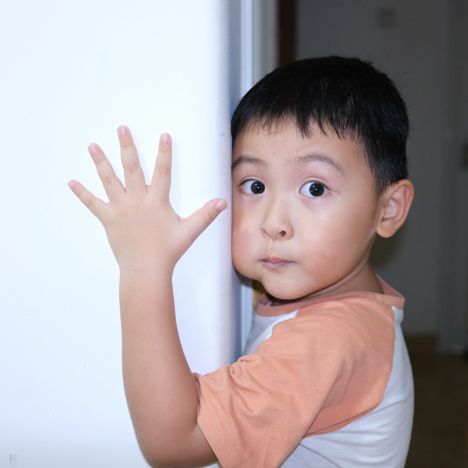 儿子扶着墙，瞪大眼睛