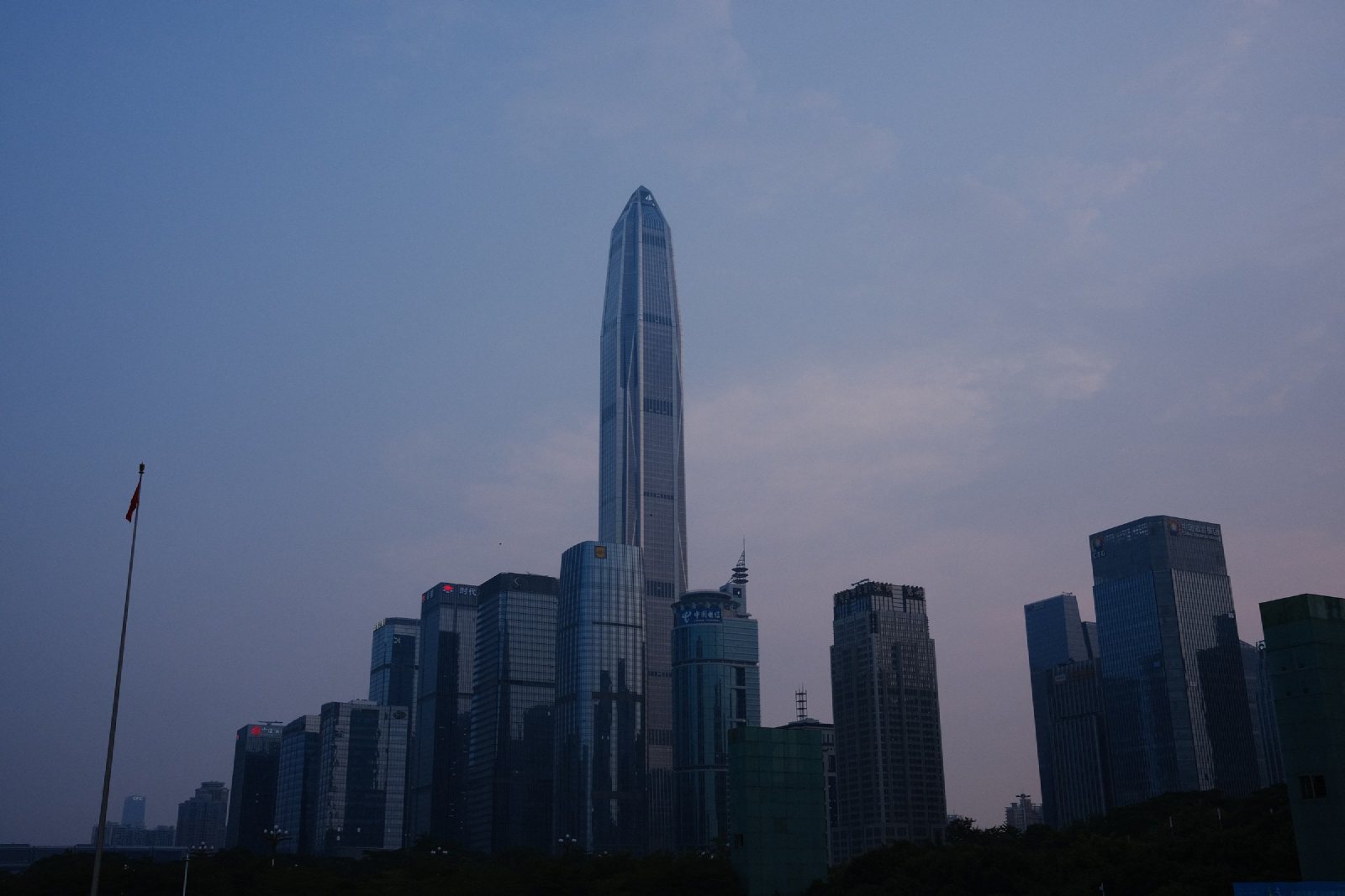傍晚深圳的天际线，平安大厦最高