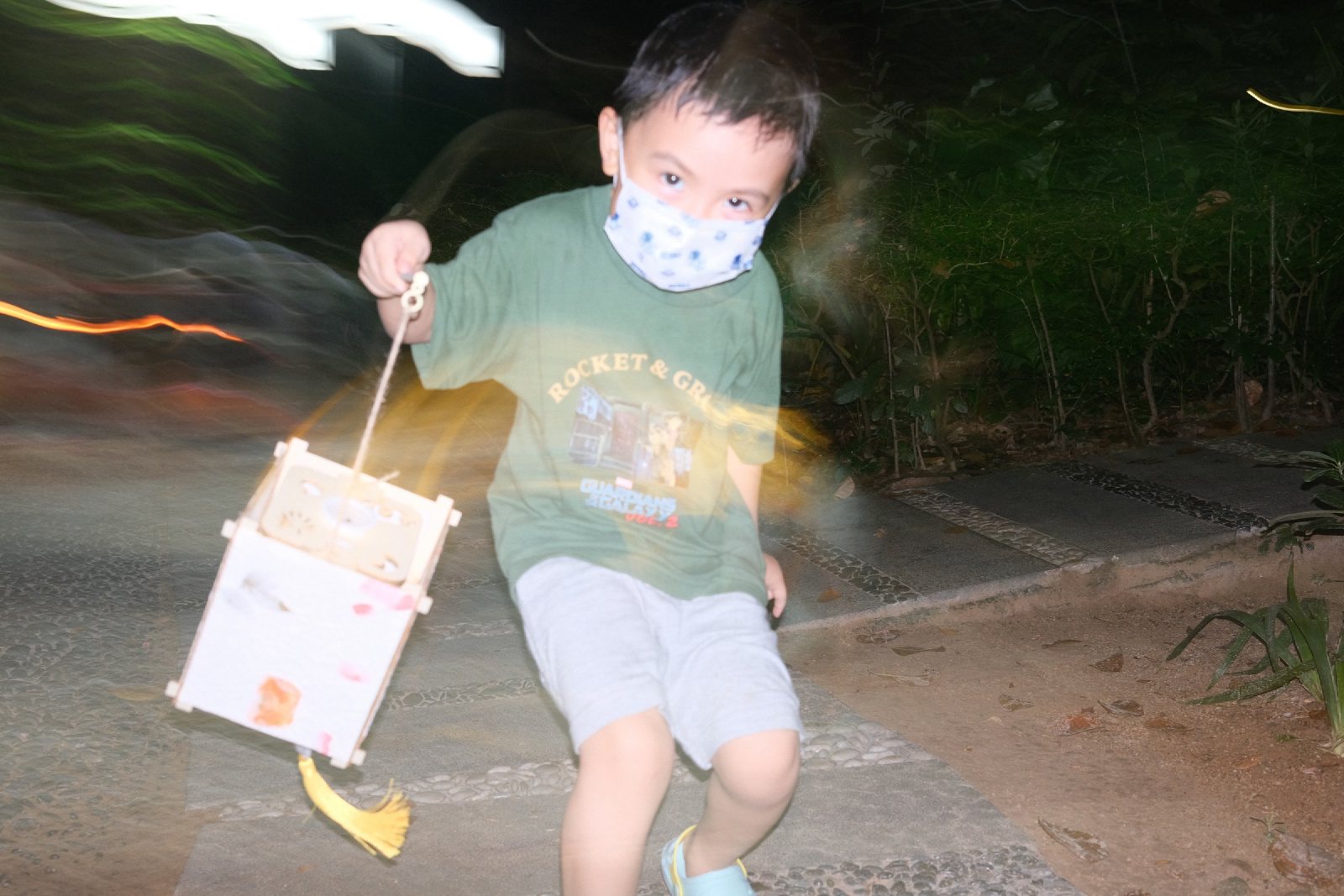 儿子提着灯笼跑向镜头
