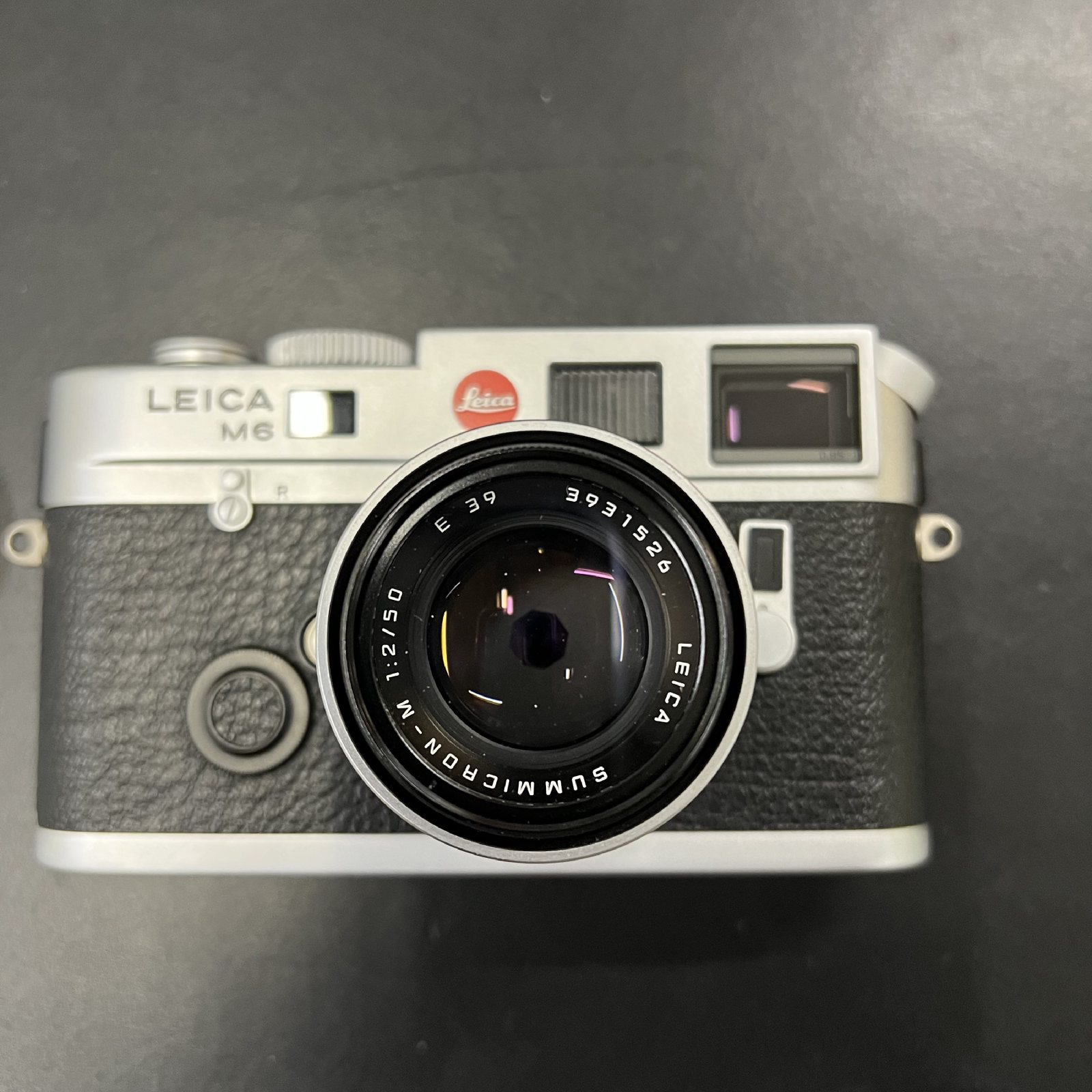 M6 正面特写，装着银色 Summicron 50