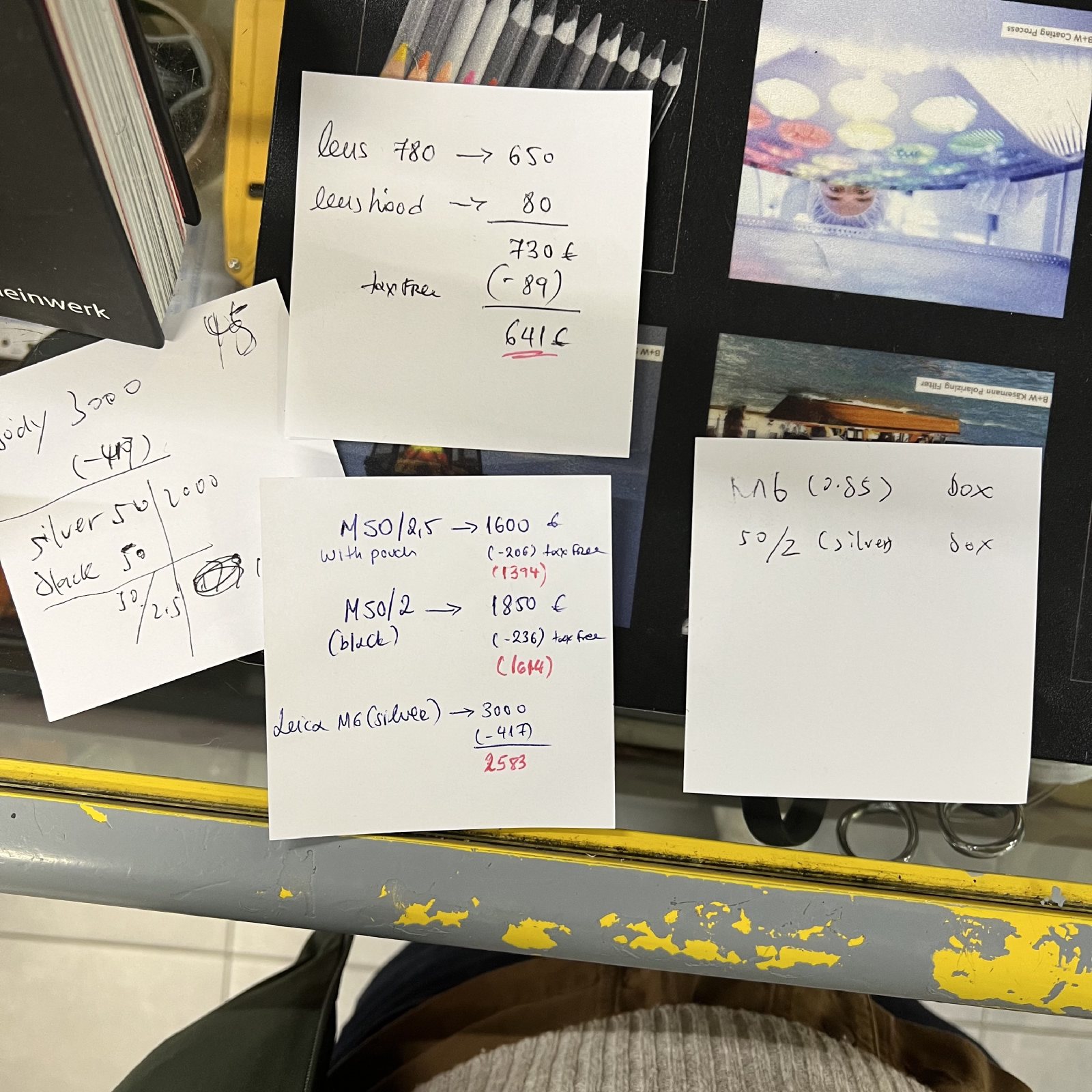 柜台上几张手写报价便签，写着 M6 和几颗 50 的价格和退税