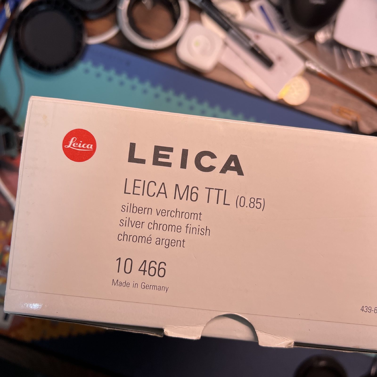 M6 TTL 的包装盒，标签写着 LEICA M6 TTL (0.85) silver chrome