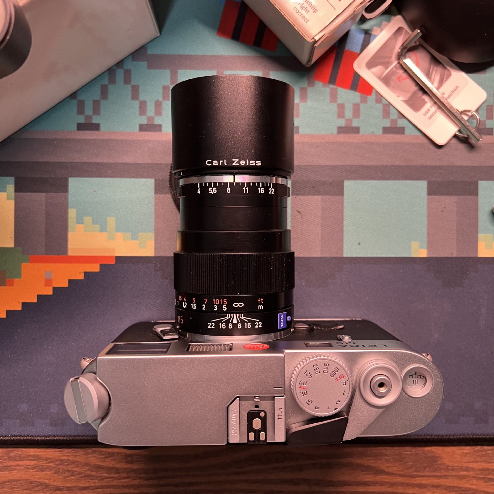 M6 顶部俯拍，装着蔡司 ZM 85mm 长镜头