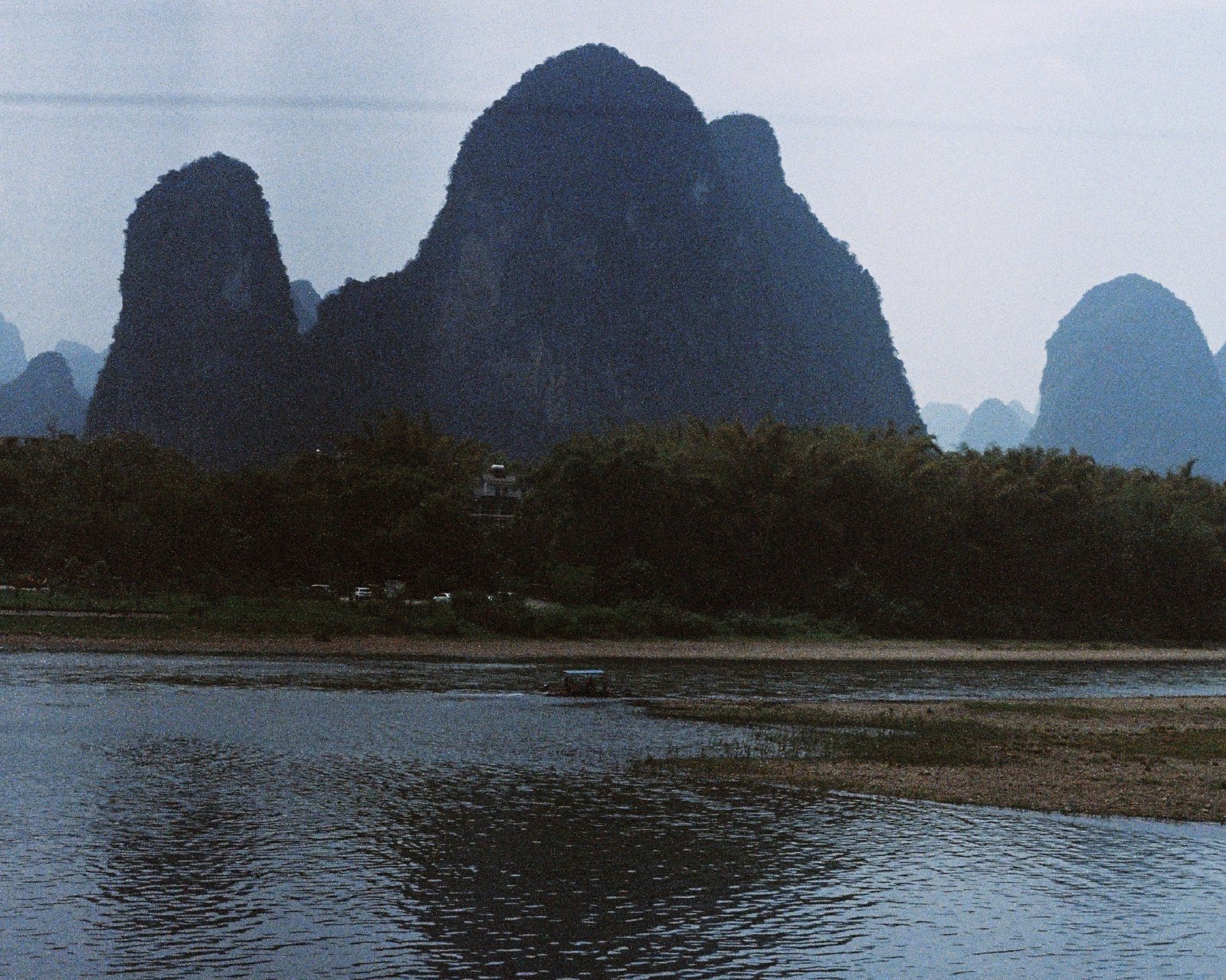 漓江边的喀斯特山峰，水面平静