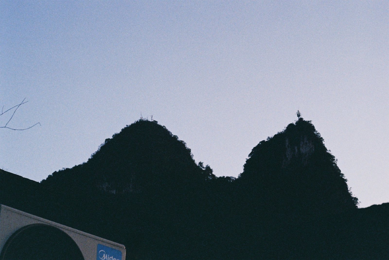 逆光下山的黑色轮廓