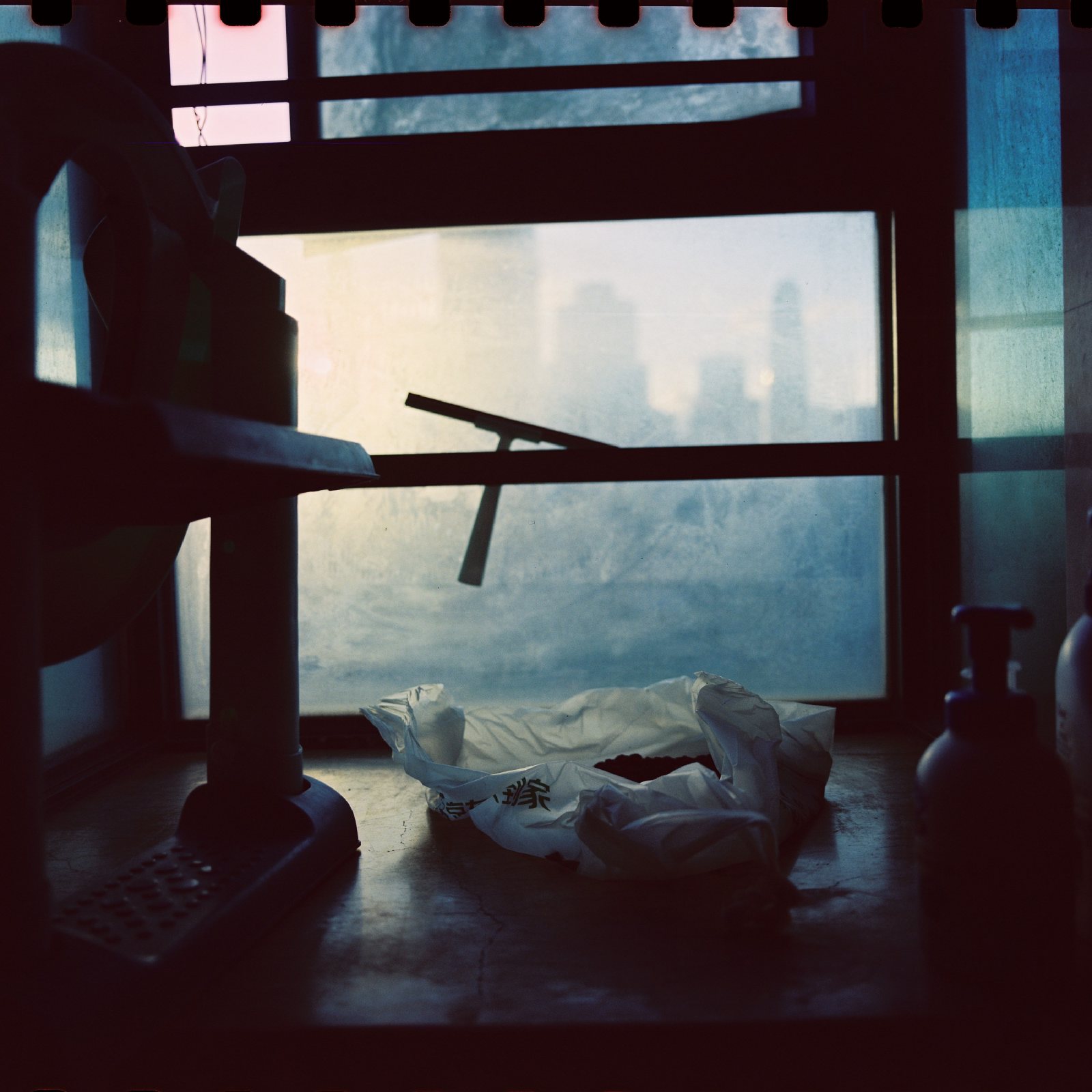暗下来的阳台，窗外灰蒙蒙的楼