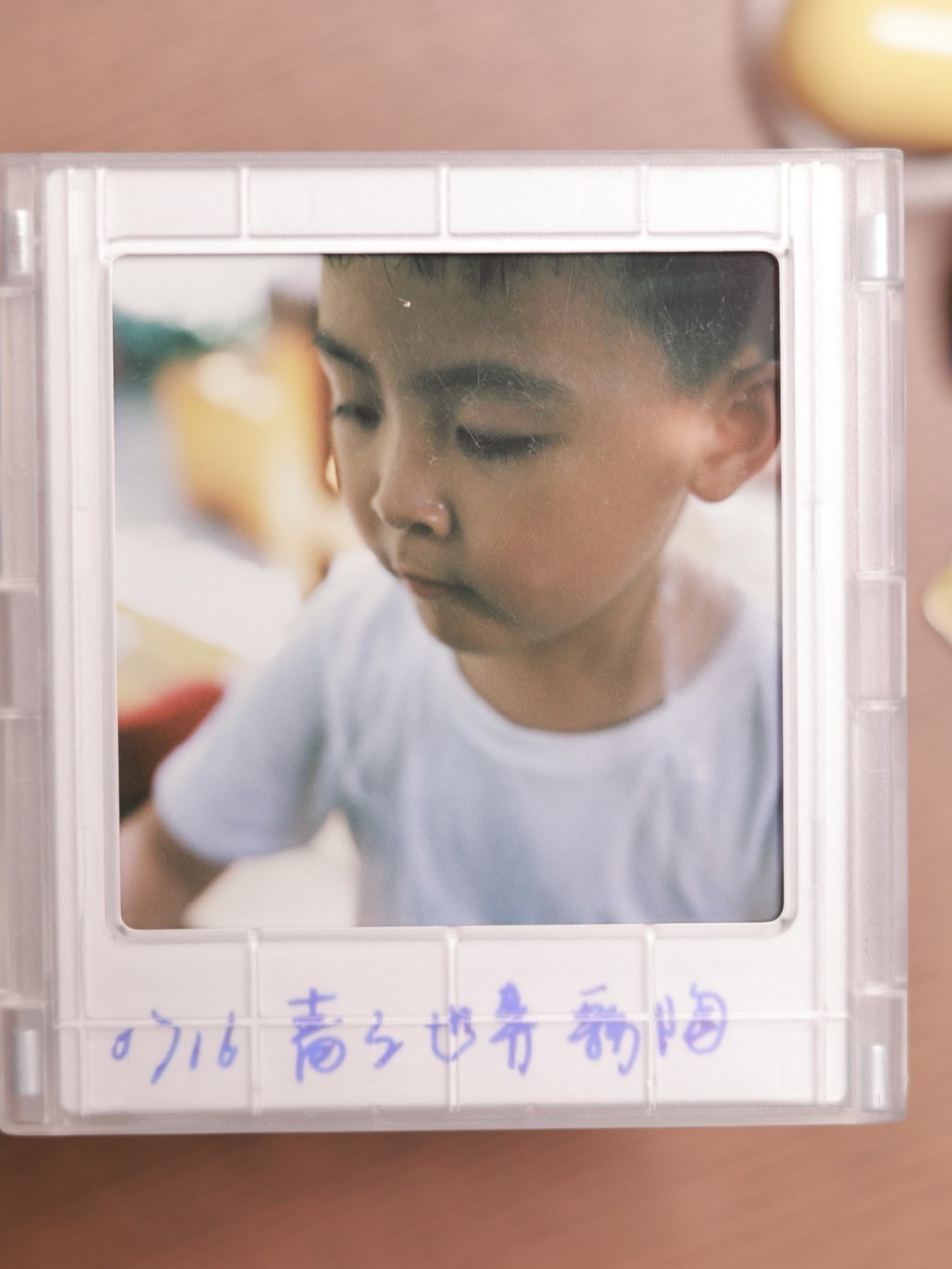 儿子穿白 T 恤，低着头