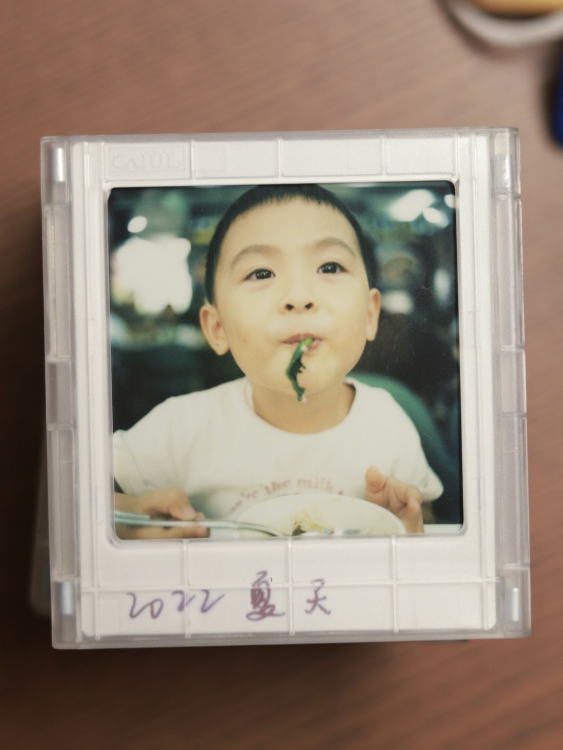 儿子嘴里叼着一片海苔