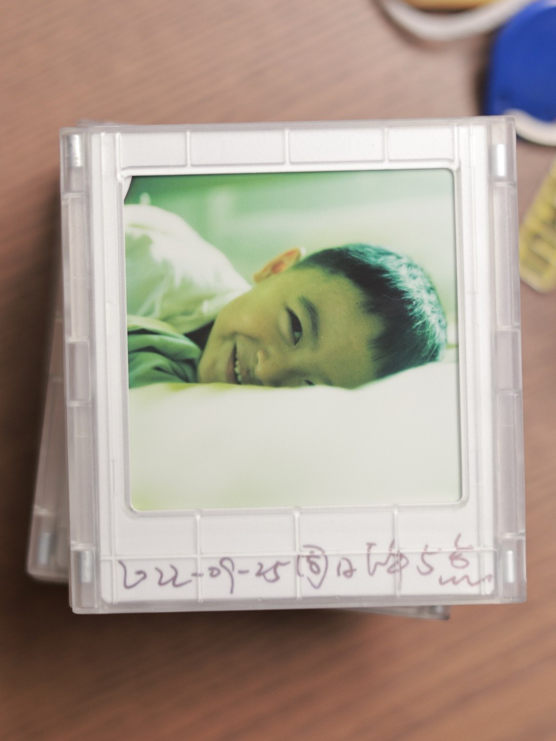 儿子趴在白色枕头上笑