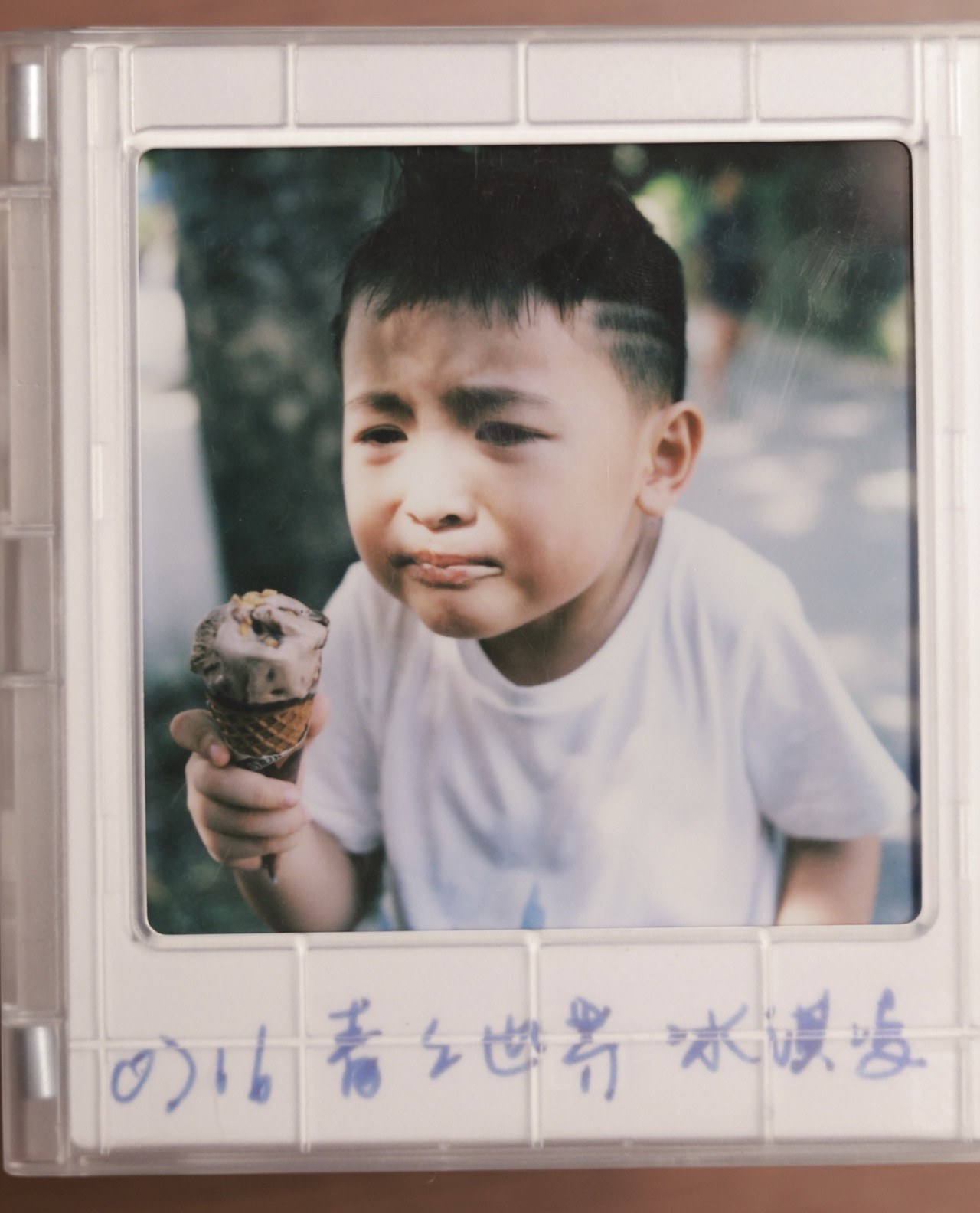 儿子拿着冰淇淋,瘪着嘴