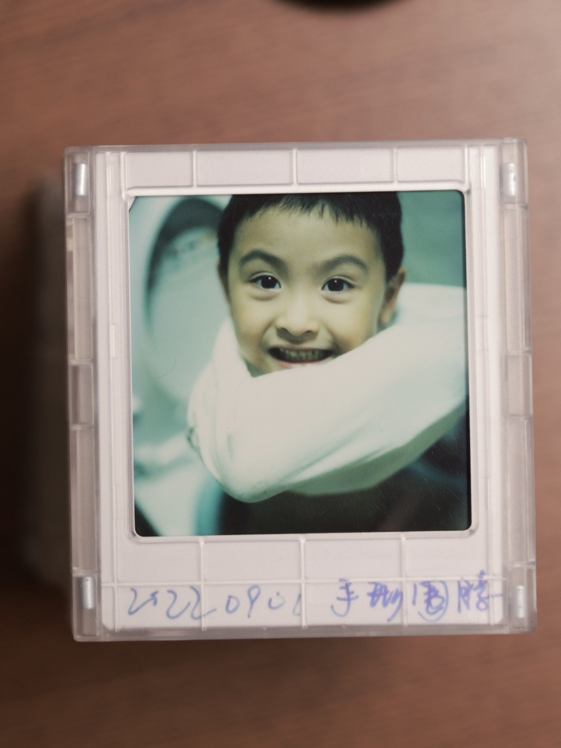 儿子抱着白被子笑