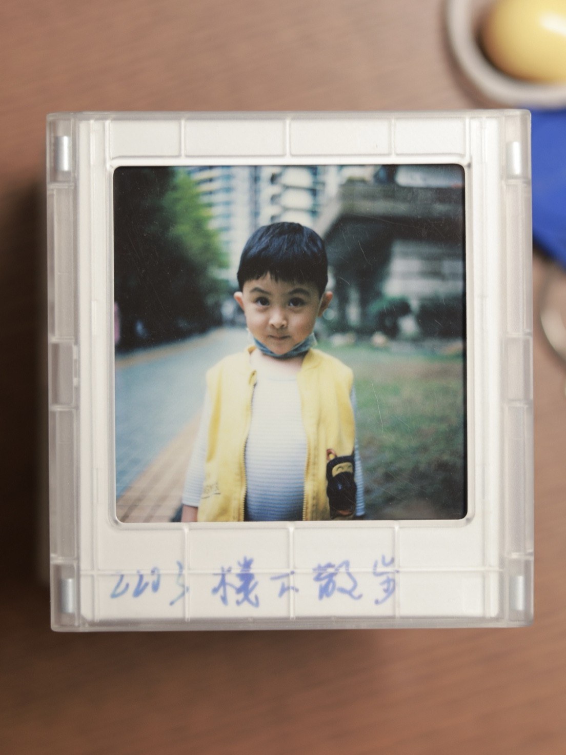 儿子穿黄外套,站在楼下
