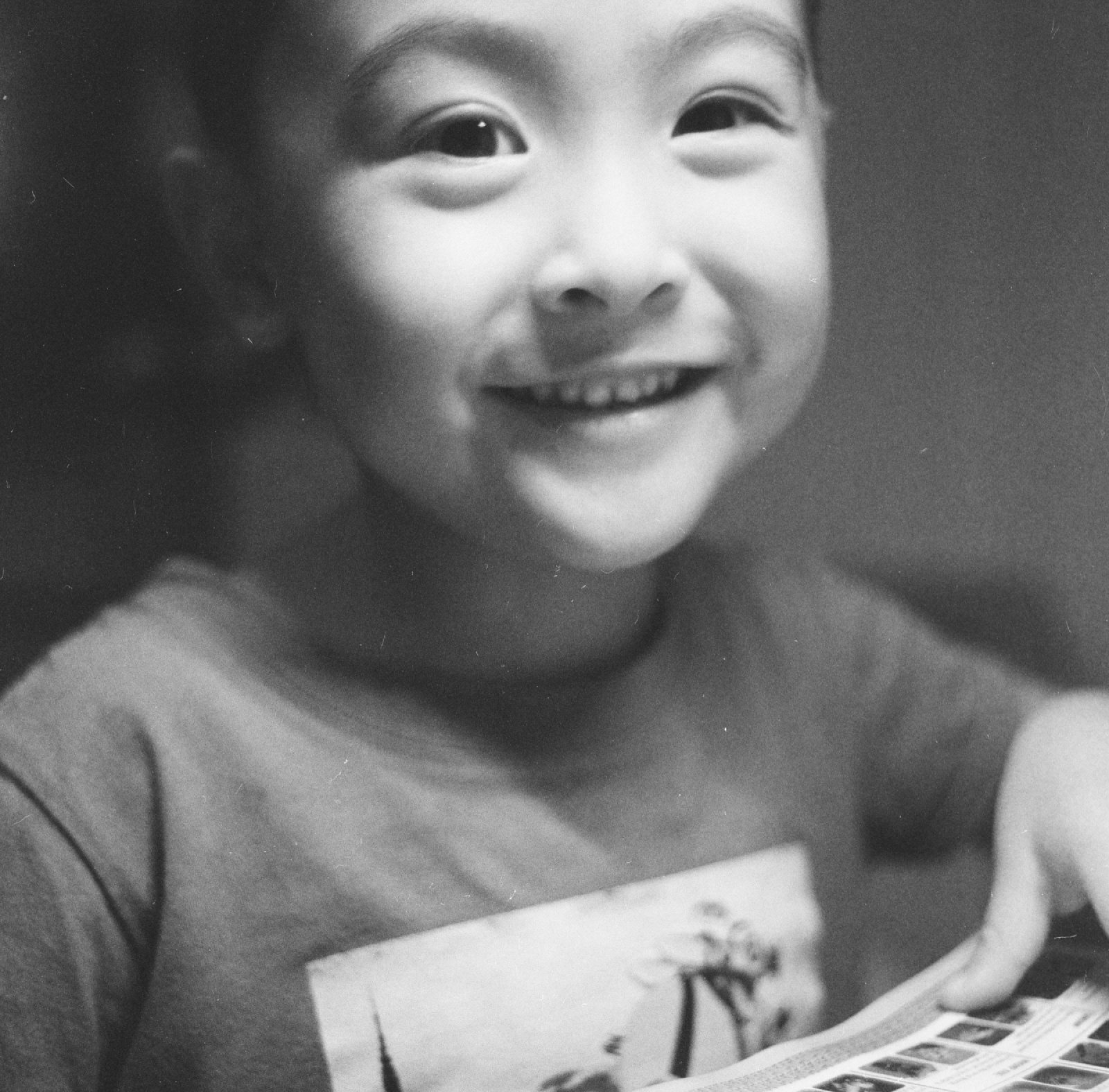 黑白,儿子笑着,手里翻一本画册
