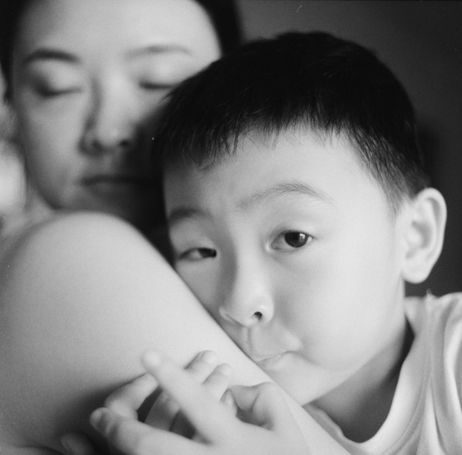 黑白,儿子靠在妈妈肩上,妈妈闭着眼