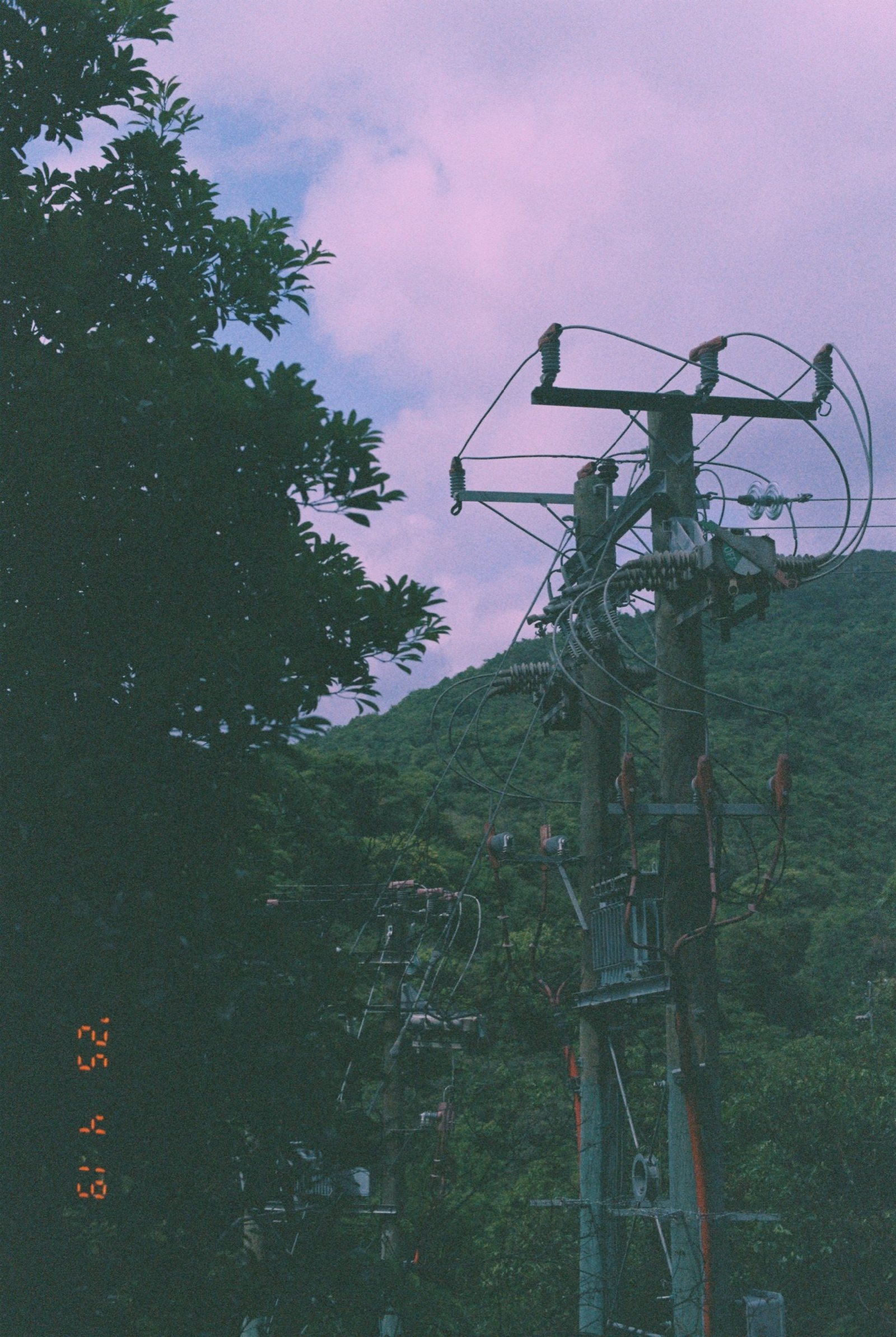 山坡上一根电线杆,天空有云