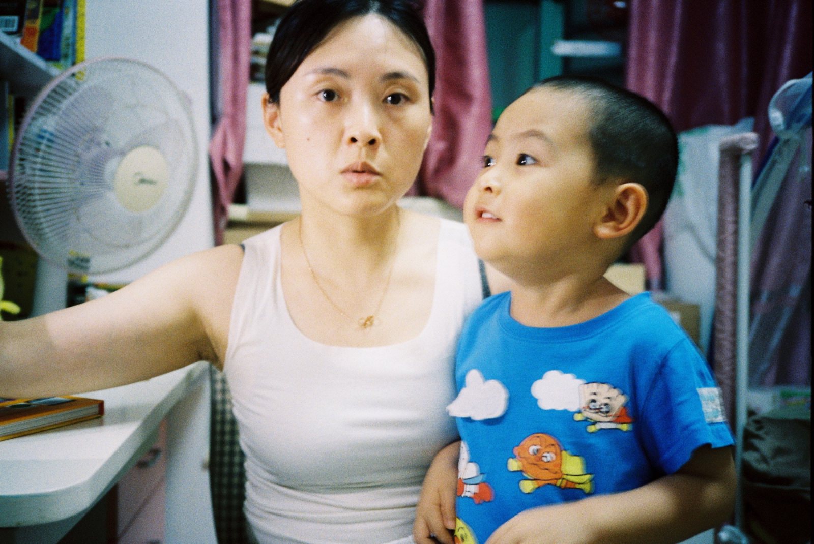 妈妈和剃了光头的儿子在家里