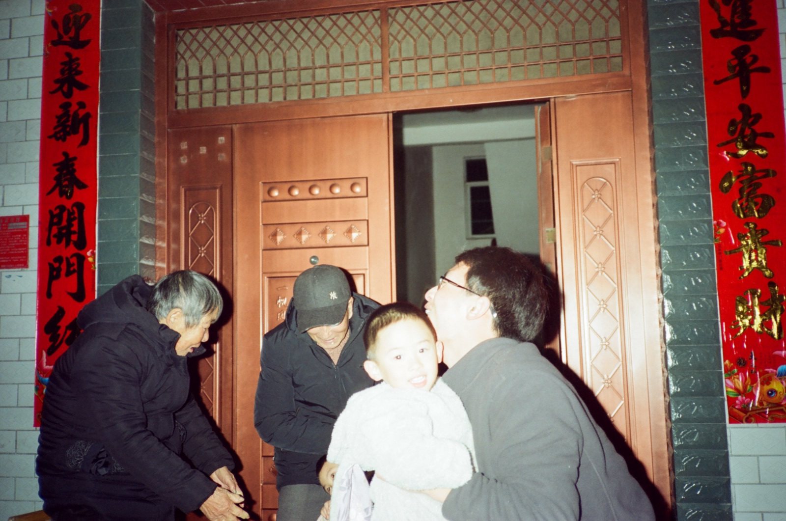 春联门前长辈和亲戚逗孩子