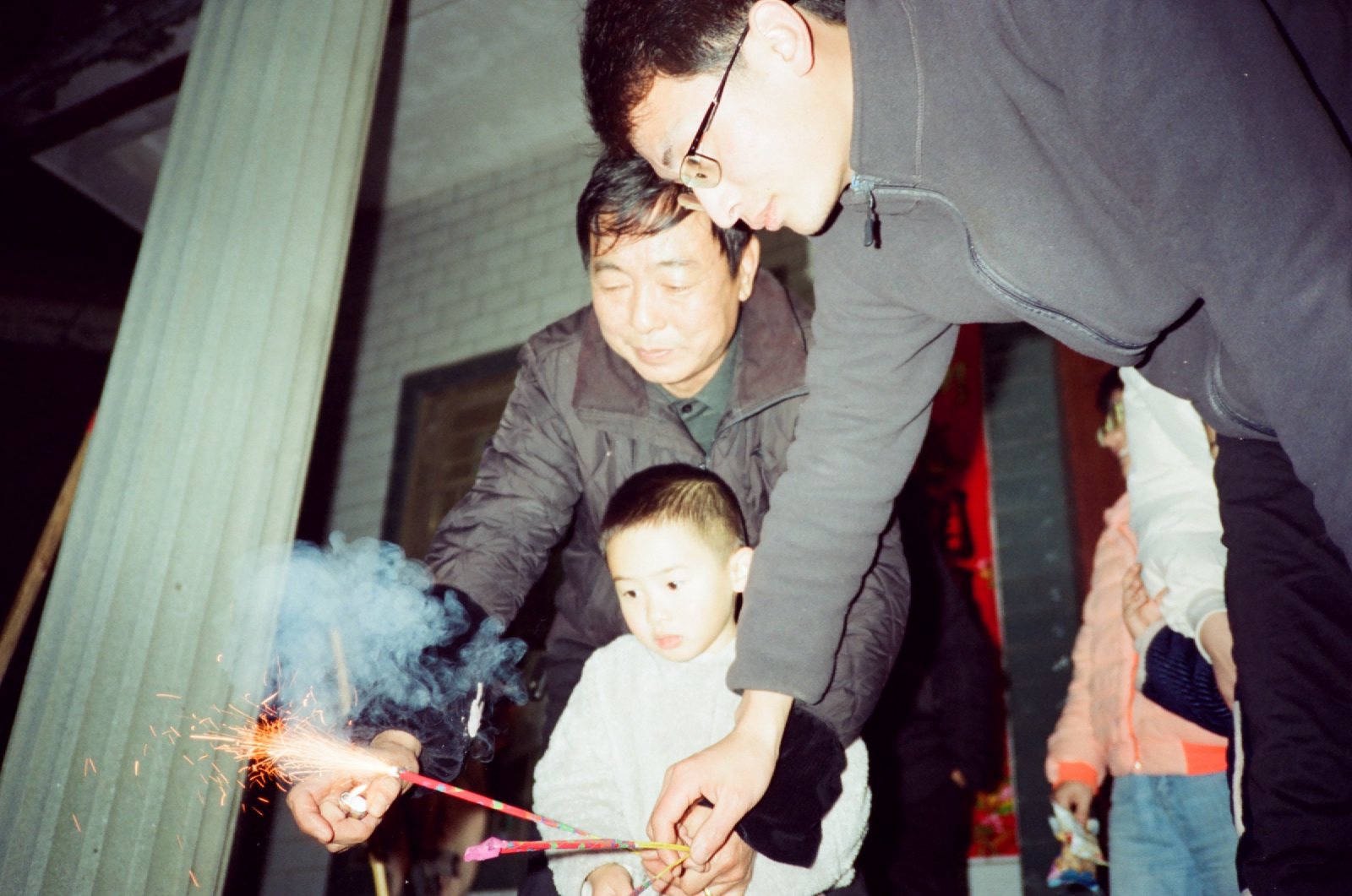 亲戚弯腰帮孩子点仙女棒