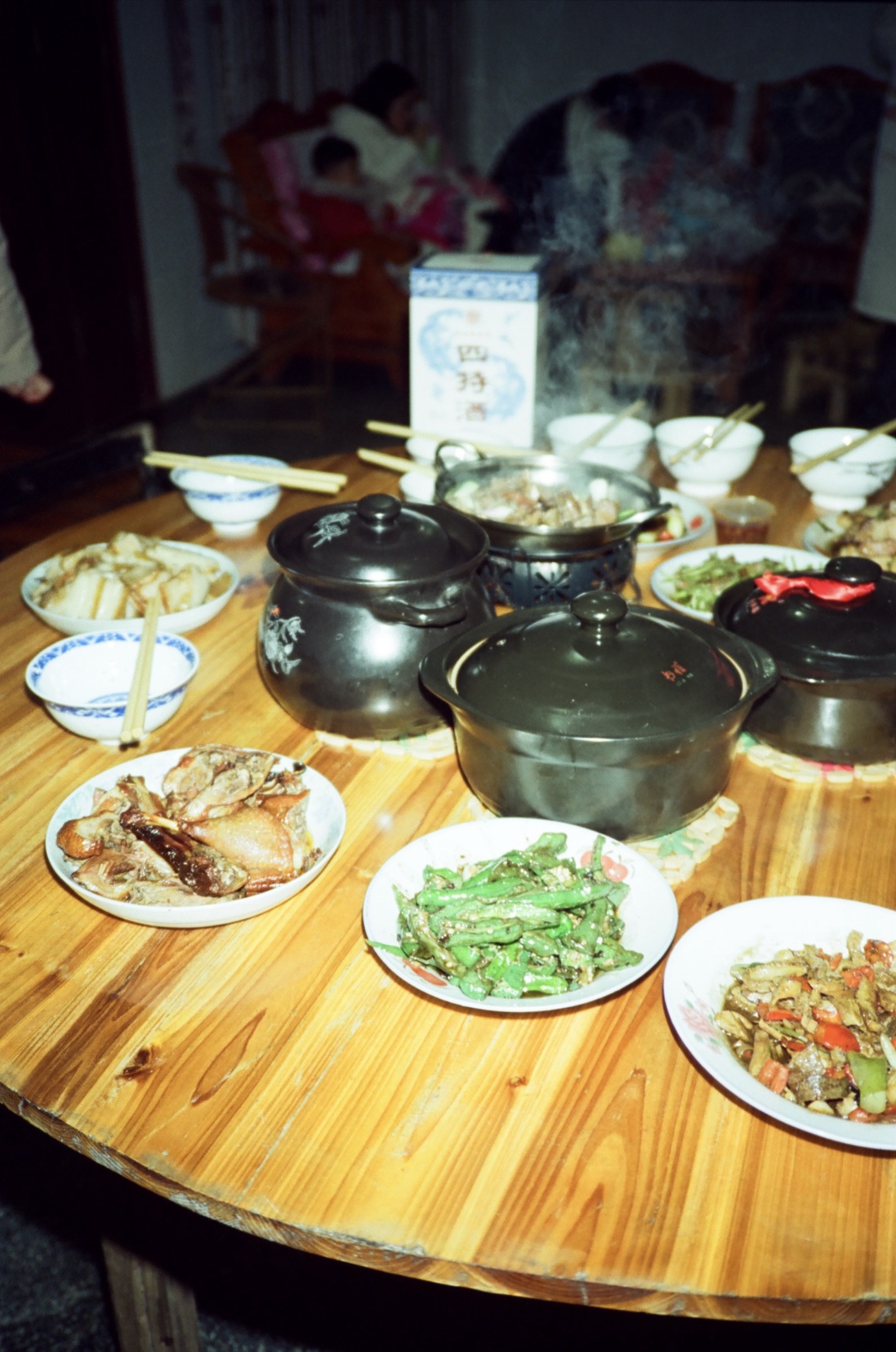 年夜饭圆桌，砂锅和几盘菜