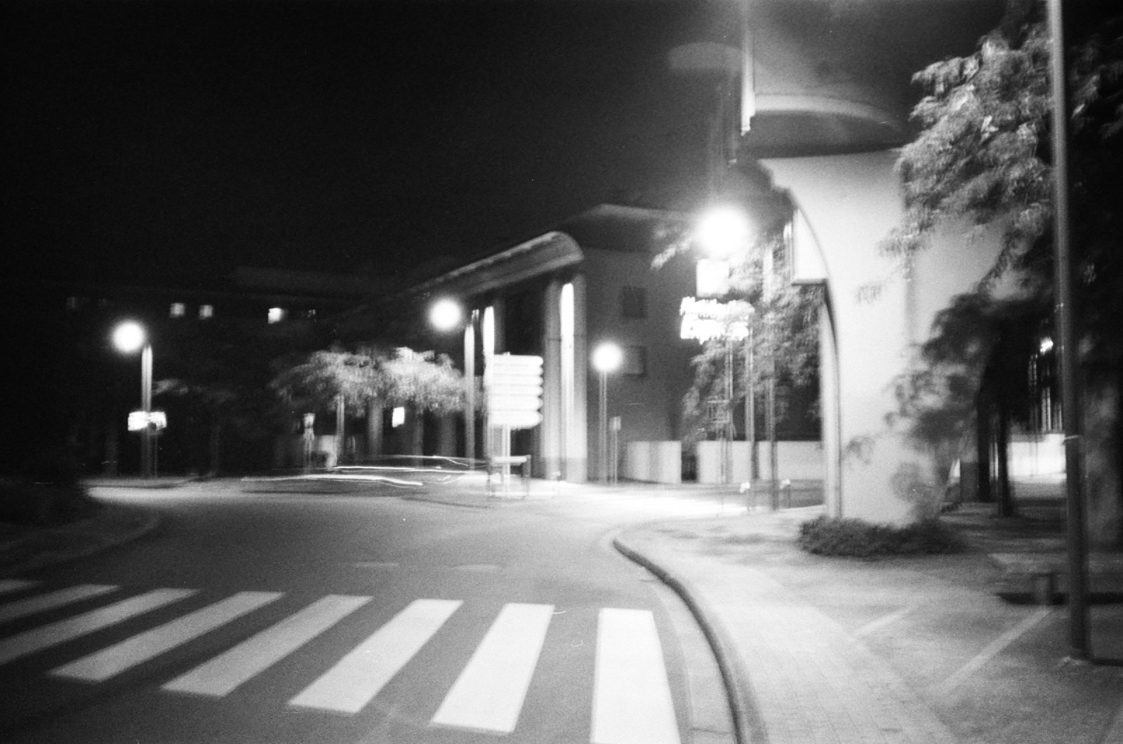 黑白，图卢兹夜里空荡的路口和斑马线