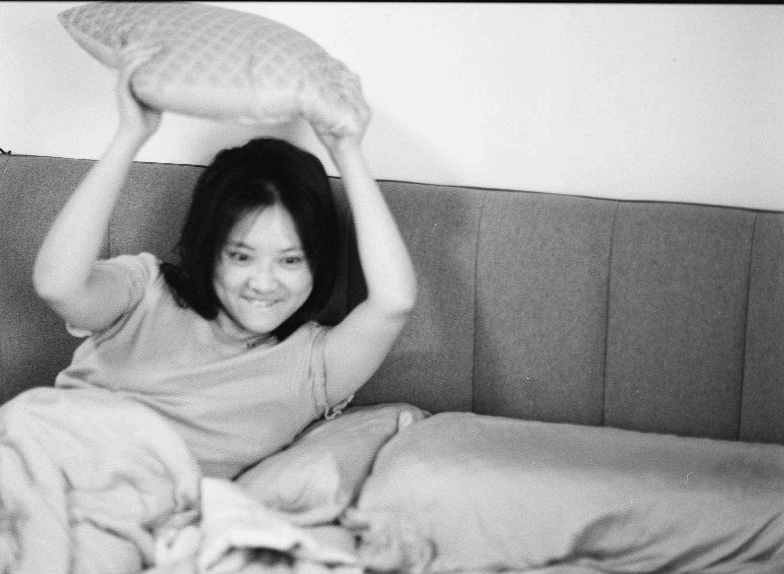 黑白，妈妈举起枕头要砸过来