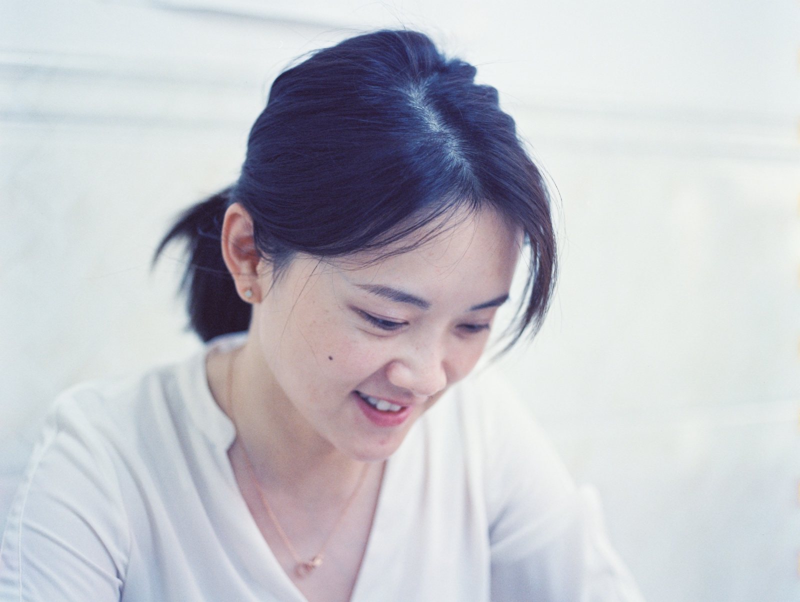 妈妈低头看东西，笑着