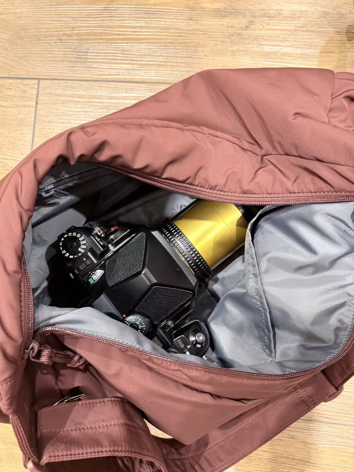 优衣库的包里装着宾得 67II