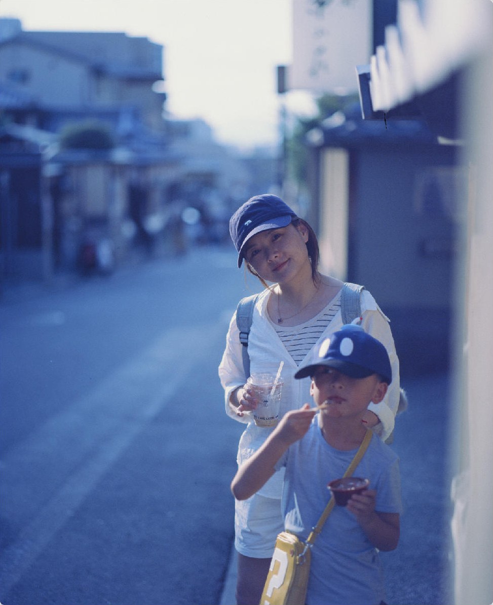 街上吃东西的母子