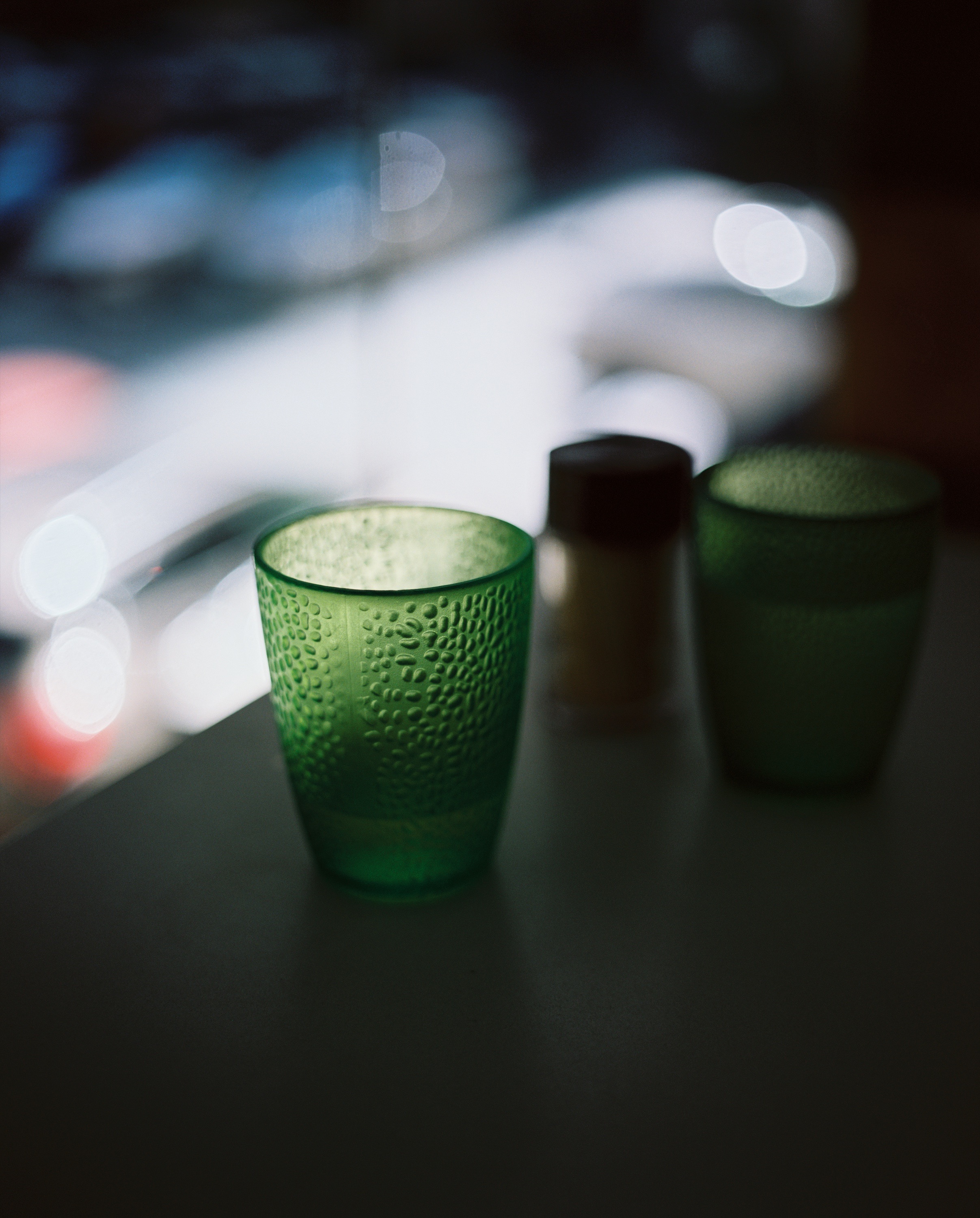 暗光下的绿色玻璃杯
