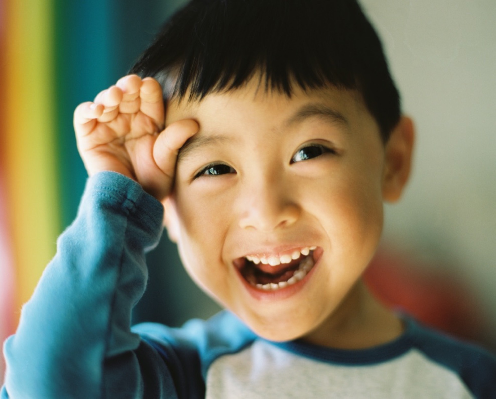 扶额大笑的小男孩