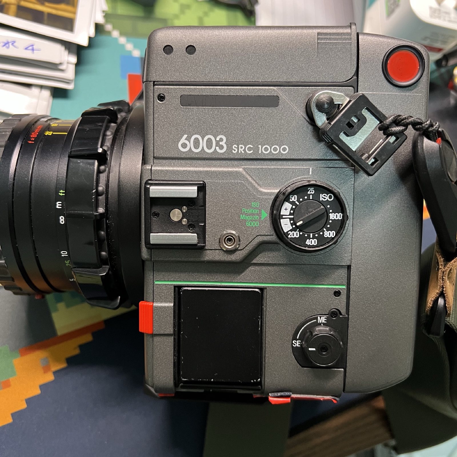 禄莱 6003 SRC 1000 机身侧面,红色快门按钮