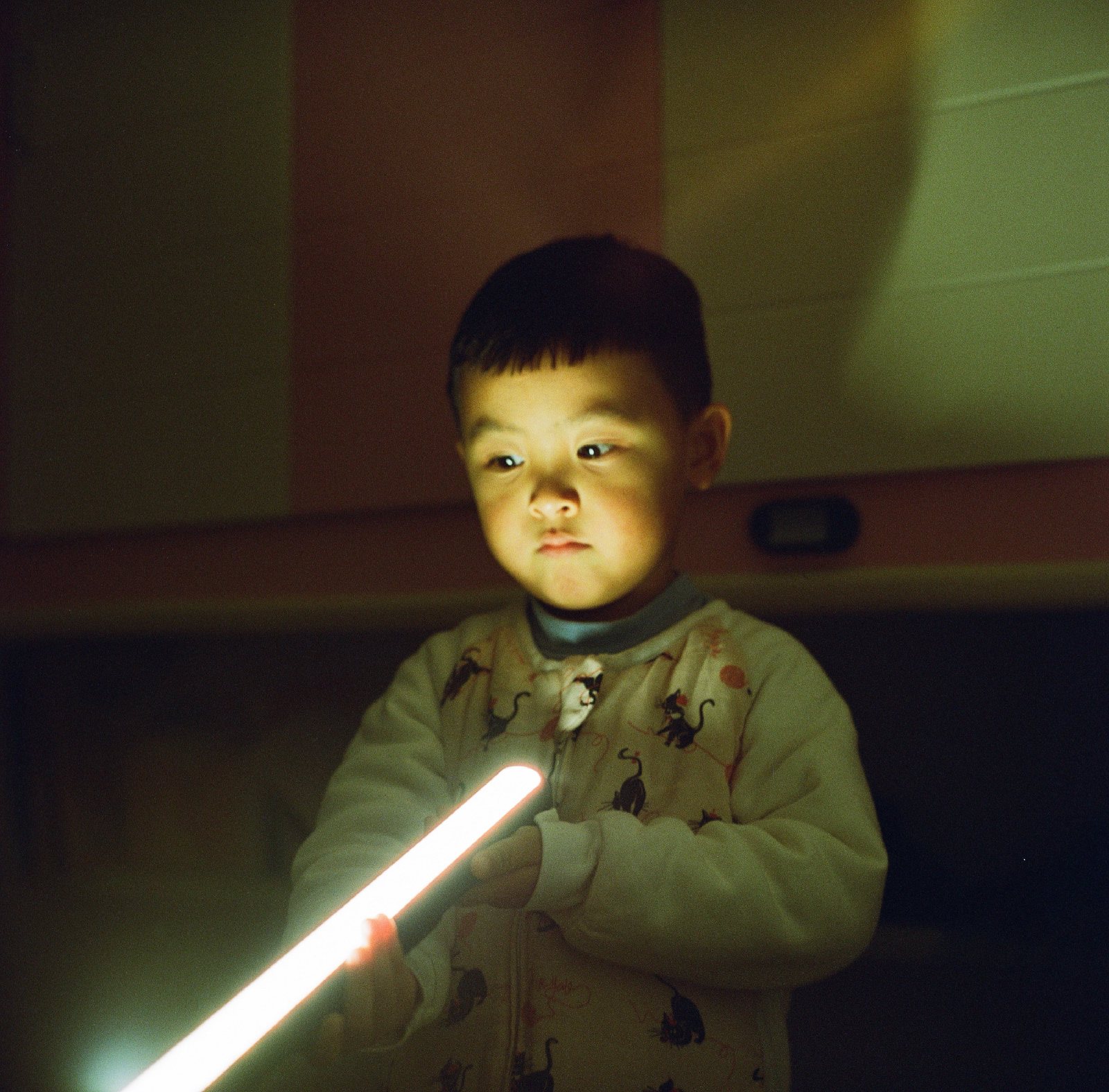 Lomo 800,儿子在暗房间里握着发光的灯棒