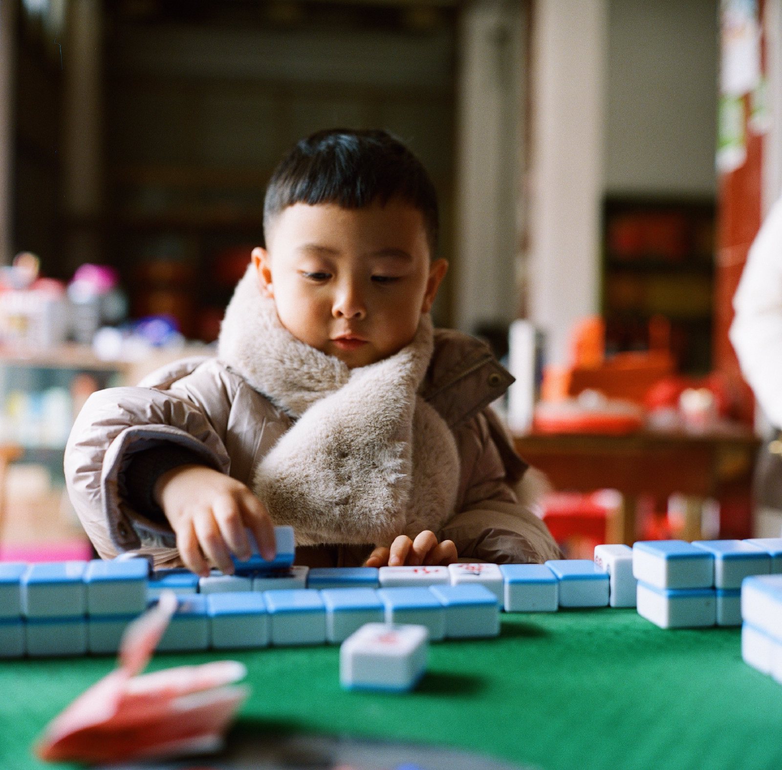 Lomo 800，老家，儿子在麻将桌上摸牌
