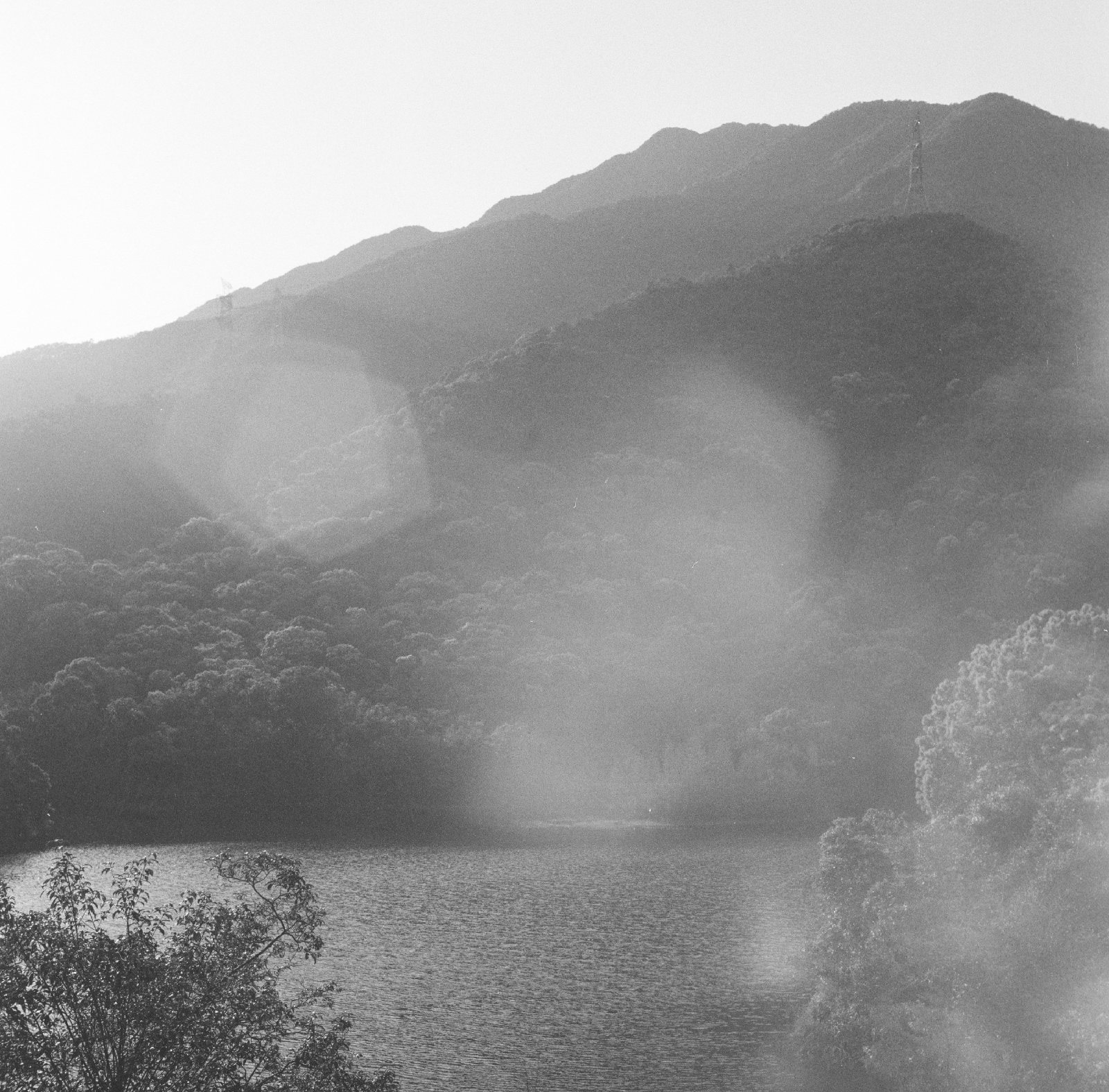 FOMA 400，恩上水库，逆光的山影和水面