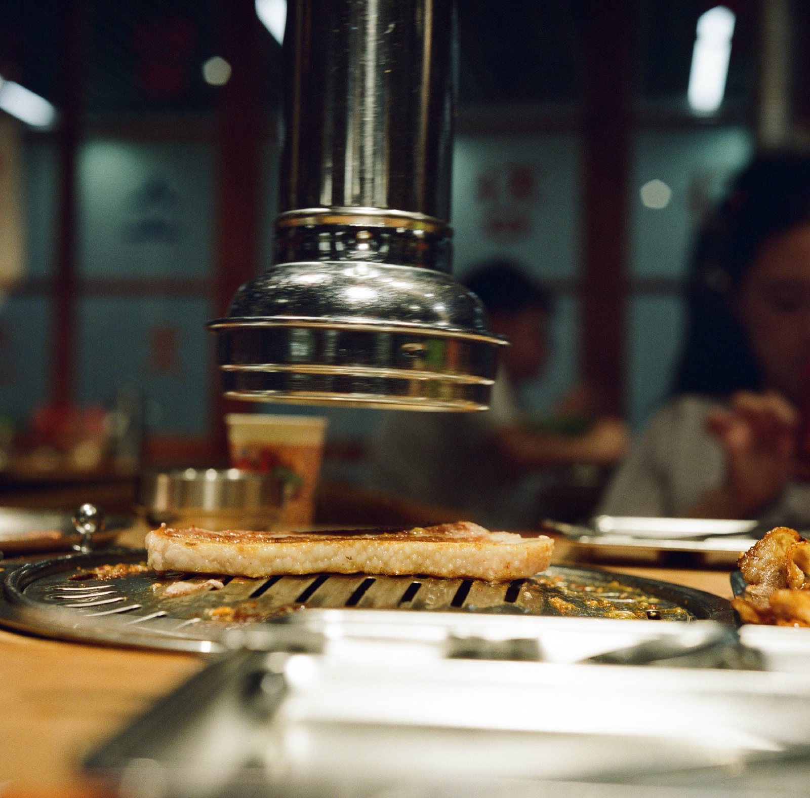 烤肉店,排烟管下的烤盘